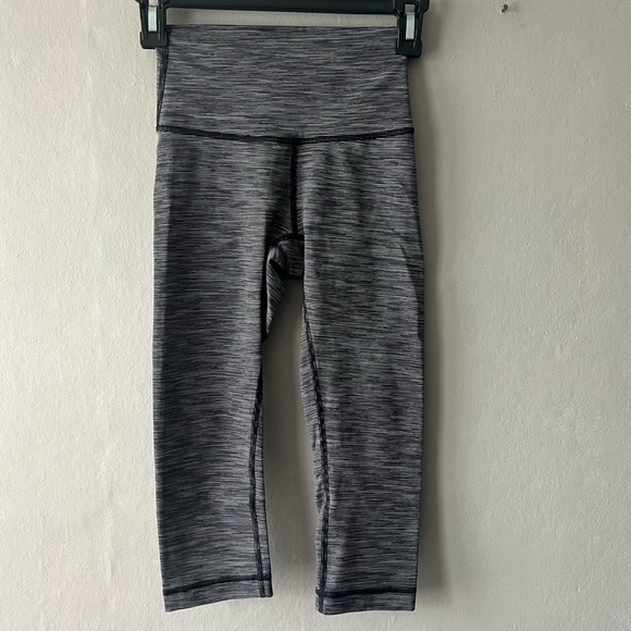 lululemon athletica Pants - Lululemon Grey Striped Wunder Under Hi- Rise 17” Crop Leggings Size 2